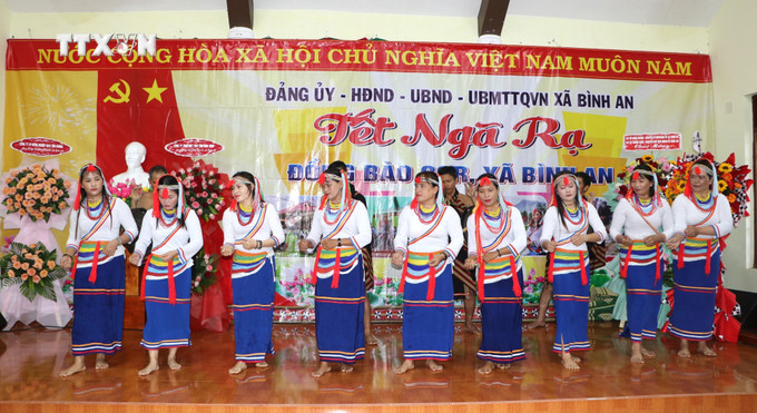 Các chàng trai, cô gái đồng bào Cor thể hiện những điệu múa đặc trưng của dân tộc mình. Ảnh: Đinh Hương - TTXVN vna_potal_tet_nga_ra_cua_dong_bao_cor_quang_ngai_7724914.jpg