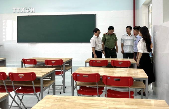 Kiểm tra điểm thi tại trường Phổ thông Duy Tân (thành phố Tuy Hòa). Ảnh: TTXVN phát vna_potal_phu_yen_dam_bao_cac_dieu_kien_de_ky_thi_tot_nghiep_thpt_nam_2024_dien_ra_an_toan_7439952.jpg