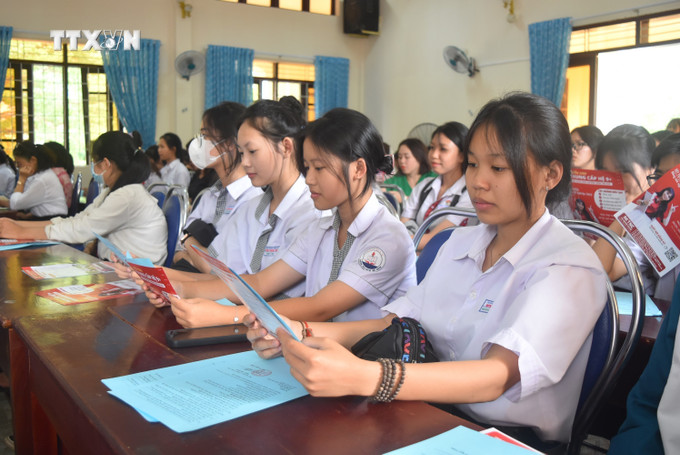 Ngày hội tư vấn tuyển sinh, giới thiệu nghề nghiệp cho học sinh Trung học Cơ sở năm 2024 được Sở Giáo dục và Đào tạo tỉnh Đắk Lắk tổ chức, diễn ra xuyên suốt trong tháng 3/2024 và thực hiện hết tất cả 15 huyện, thị xã, thành phố trên địa bàn toàn tỉnh. Ảnh: Nguyên Dung – TTXVN vna_potal_dak_lak_tang_cuong_giao_duc_huong_nghiep_cho_hoc_sinh_thcs_7295470.jpg