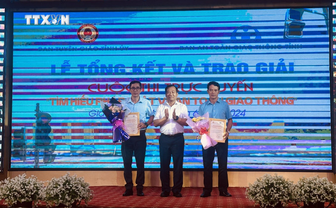 Ban tổ chức trao giải cho các thí sinh tham dự cuộc thi. Ảnh: TTXVN phát vna_potal_gia_lai_trao_giai_cuoc_thi_“tim_hieu_phap_luat_ve_an_toan_giao_thong”__7431099.jpg