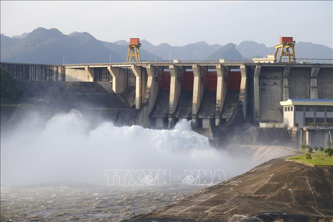 Thuỷ điện Tuyên Quang mở cửa xả đáy. Ảnh : Nam Sương-TTXVN xa-day-150624.jpg