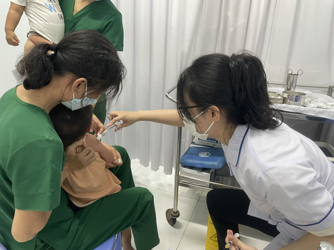 Phụ huynh nên đưa trẻ đến Trạm y tế để được tiêm vaccine phòng bệnh sởi. Ảnh: Đan Phương-Báo Tin tức tieme.jpg