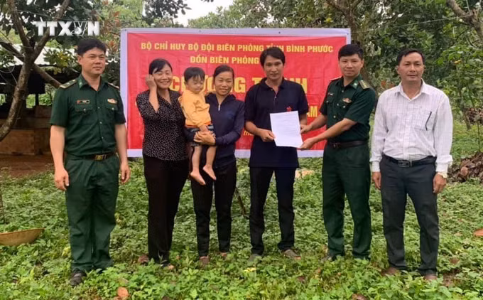 vna_potal_trao_de_giong_cho_nguoi_ngheo_bien_gioi_binh_phuoc_6843829.jpg