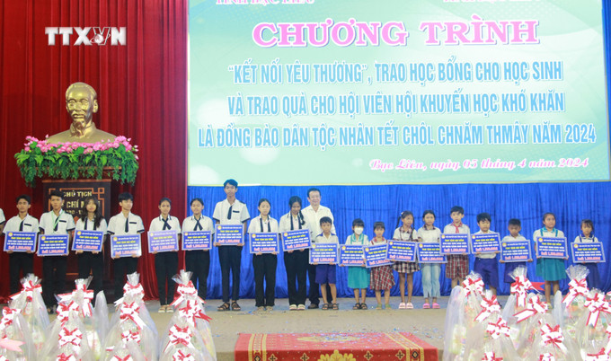 Ông Tô Thành Phương, Trưởng Ban Dân tộc và Tôn giáo tỉnh Bạc Liêu trao học bổng cho học sinh người Khmer có hoàn cảnh khó khăn. Ảnh: Tuấn Kiệt – TTXVN vna_potal_trao_hoc_bong_cho_hoc_sinh_va_qua_cho_hoi_vien_hoi_khuyen_hoc_dan_toc_khmer_co_hoan_canh_kho_khan__7307966.jpg