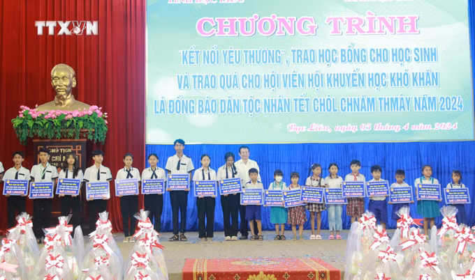 vna_potal_trao_hoc_bong_cho_hoc_sinh_va_qua_cho_hoi_vien_hoi_khuyen_hoc_dan_toc_khmer_co_hoan_canh_kho_khan__7307966.jpg