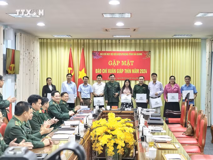 vna_potal_bo_doi_bien_phong_ha_giang_gap_mat_cac_co_quan_bao_chi_dau_nam_2024_7237649.jpg