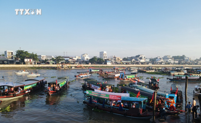 Diễu hành 40 tàu du lịch từ bến Ninh Kiều đến chợ nổi Cái Răng. Ảnh: Ánh Tuyết - TTXVN vna_potal_khai_mac_ngay_hoi_du_lich_“van_hoa_cho_noi_cai_rang”_6823652.jpg