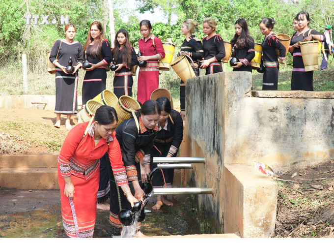 Tái hiện nghi lễ cầu mưa của đồng bào Bahnar ở làng Hnap, xã K'Dang, huyện Đăk Đoa, tỉnh Gia Lai. Ảnh: Hoài Nam – TTXVN vna_potal_van_hoa_soi_duong_hoi_sinh_le_cau_mua_cua_dong_bao_bahnar_o_gia_lai_7323185 (1).jpg