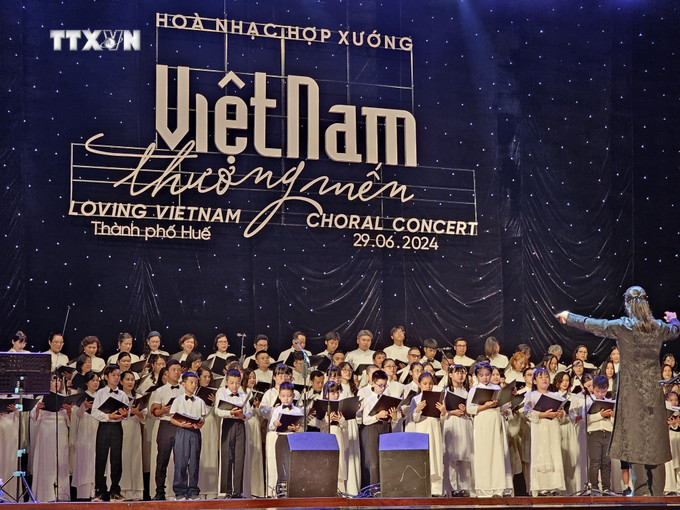 Hợp xướng Gió Xanh đem những giai điệu âm nhạc đậm chất Việt đến với người dân Cố đô Huế. Ảnh: Mai Trang - TTXVN vna_potal_hoa_nhac_hop_xuong_“viet_nam_thuong_men”_7456830.jpeg