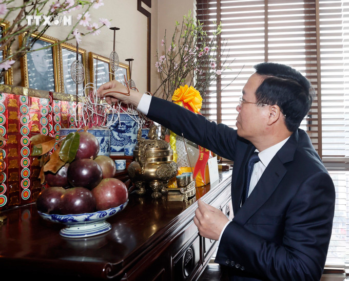 Chủ tịch nước Võ Văn Thưởng dâng hương tưởng niệm đồng chí Trường Chinh. Ảnh: Thống Nhất – TTXVN vna_potal_chu_tich_nuoc_dang_huong_tuong_nho_lanh_dao_dang_nha_nuoc_da_tu_tran_va_tham_nguyen_lanh_dao_dang_nha_nuoc__7213308.jpg