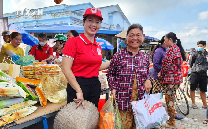 Người dân Vĩnh Long phấn khởi khi được hỗ trợ mua sắm tại "Phiên chợ Tết nhân ái". Ảnh: Lê Thúy Hằng - TTXVN vna_potal_phien_cho_tet_nhan_ai_mang_mon_qua_y_nghia_den_voi_nguoi_ngheo_vinh_long_7213215.jpg