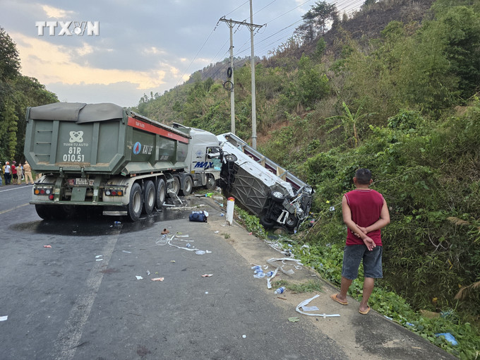 Hiện trường vụ tai nạn xảy ra tại thôn Đăk Puih, xã Đăk Tờ Re, huyện Kon Rẫy, tỉnh Kon Tum. Ảnh: Khoa Chương - TTXVN vna_potal_xe_khach_va_cham_voi_xe_tai_23_nguoi_thuong_vong_7321008 (1).jpg