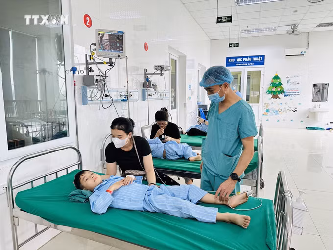 vna_potal_bac_si_gay_me_danh_tat_ca_tinh_yeu_thuong_cho_cac_benh_nhi_7242775.jpg
