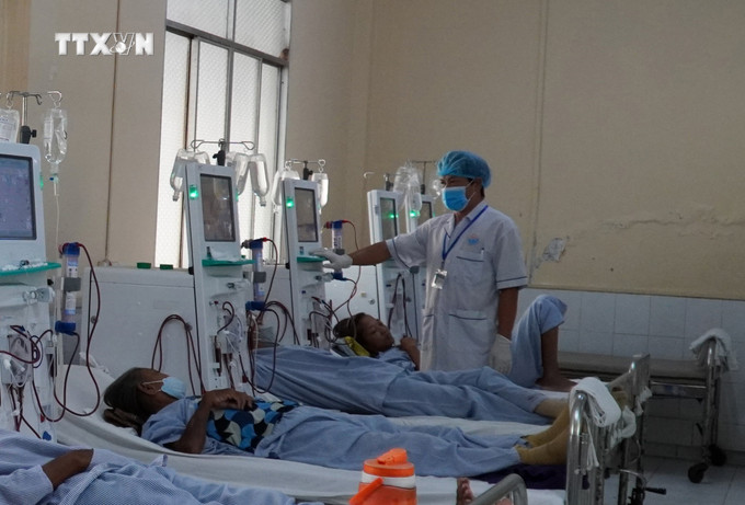 Các bệnh nhân chạy thận, lọc máu tại Trung tâm Y tế huyện Giồng Riềng (Kiên Giang). Ảnh: Văn Sĩ - TTXVN vna_potal_ngay_thay_thuoc_viet_nam_27-2_kien_giang_dau_tu_nang_cap_ha_tang_thiet_bi_y_te___7243673.jpg