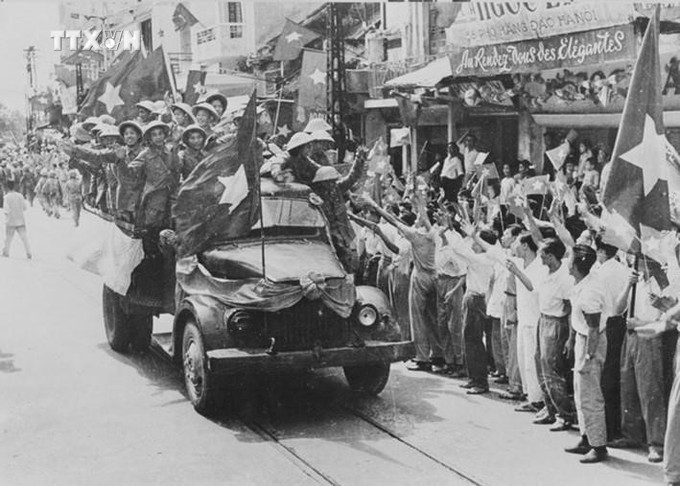 Sáng 10/10/1954, bộ đội ta từ các cửa ô tiến về giải phóng Thủ đô, kết thúc 9 năm trường kỳ kháng chiến chống thực dân Pháp. Ảnh: Tư liệu TTXVN vna_potal_quan_doi_nhan_dan_viet_nam_-_doi_quan_cach_mang_luc_luong_nong_cot_trong_su_nghiep_giai_phong_dan_toc_7741865.jpg