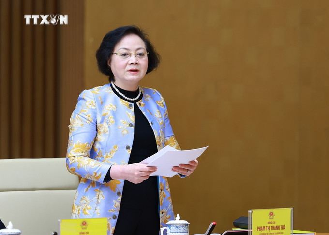 Bộ trưởng Bộ Nội vụ Phạm Thị Thanh Trà, Phó Chủ tịch Thường trực Hội đồng Thi đua-Khen thưởng Trung ương báo cáo công tác thi đua, khen thưởng. Ảnh: Dương Giang-TTXVN vna_potal_thu_tuong_chu_tri_phien_hop_lan_thu_10_hoi_dong_thi_dua-khen_thuong_trung_uong_7745975.jpg