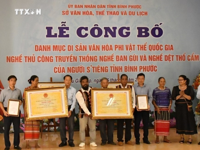 Trao chứng nhận Nghề đan gùi và Nghề dệt thổ cẩm của người S’tiêng là di sản văn hóa phi vật thể quốc gia. Ảnh: TTXVN phát vna_potal_binh_phuoc_cong_nhan_nghe_dan_gui_va_nghe_det_tho_cam_cua_nguoi_s’tieng_la_di_san_van_hoa_phi_vat_the_quoc_gia_7377759.jpg