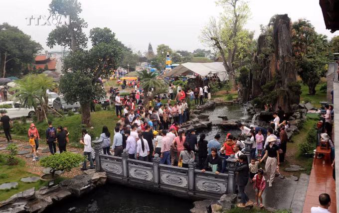 vna_potal_thai_binh_hang_nghin_nguoi_dan_va_du_khach_tray_hoi_tai_di_tich_quoc_gia_den_tien_la_7329151.jpg