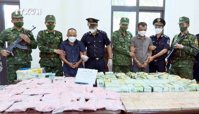 vna_potal_bat_2_doi_tuong_van_chuyen_hon_70_kg_ma_tuy_qua_cua_khau_cau_treo_ha_tinh_7370066.jpg
