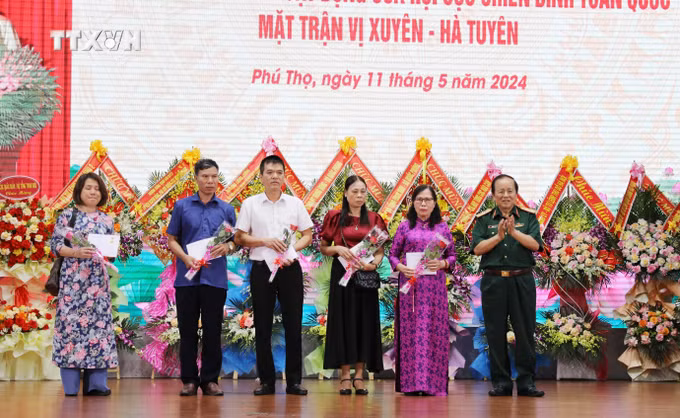 vna_potal_gap_mat_tri_an_thuong_binh_gia_dinh_chinh_sach_mat_tran_vi_xuyen_-_ha_tuyen_7370840.jpg