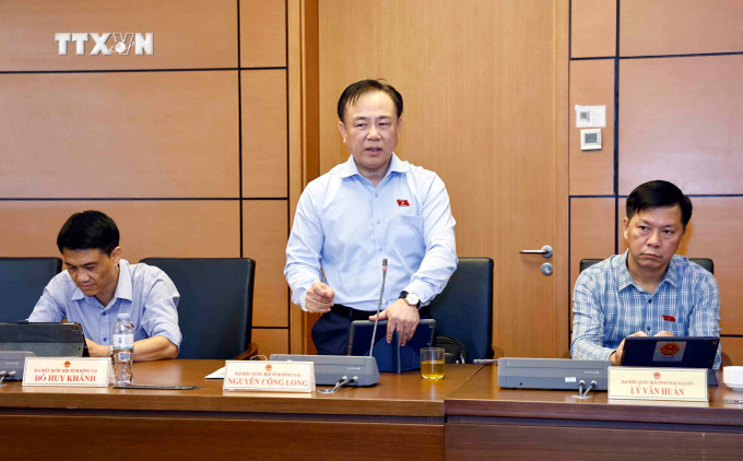Đại biểu Quốc hội tỉnh Đồng Nai Nguyễn Công Long phát biểu ý kiến. Ảnh: Doãn Tấn - TTXVN vna_potal_quoc_hoi_thao_luan_to_ve_ke_hoach_phat_trien_ky-xh_nam_2025_va_luat_dien_luc_sua_doi_7672134.jpg