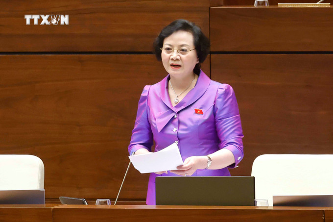 Bộ trưởng Bộ Nội vụ Phạm Thị Thanh Trà giải trình, làm rõ một số vấn đề đại biểu Quốc hội nêu. Ảnh Doãn Tấn - TTXVN vna_potal_ky_hop_thu_7_quoc_hoi_khoa_xv_thao_luan_ve_luat_luu_tru_sua_doi_7393008.jpg