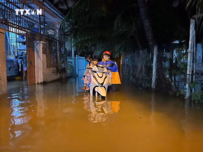 vna_potal_khanh_hoa_mot_so_noi_cua_nha_trang_ngap_trong_dem_7758262.jpg
