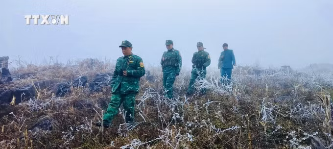 vna_potal_bo_doi_bien_phong_cao_bang_duy_tri_tuan_tra_bao_ve_vung_chac_duong_bien_moc_gioi_duoi_bang_tuyet_7199342.jpg