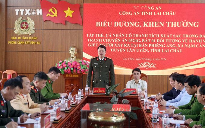 Đại tá Nguyễn Viết Giang, Giám đốc Công an tỉnh Lai Châu phát biểu, biểu dương các tập thể cá nhân trong chuyên án. Ảnh: Quý Trung – TTXVN vna_potal_cong_an_tinh_lai_chau_bieu_duong_khen_thuong_ban_chuyen_an_bat_doi_tuong_giet_nguoi_7259255.jpg