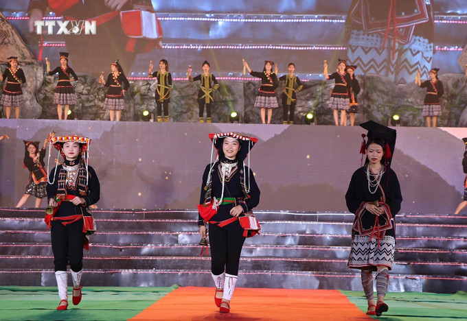 Màn trình diễn trang phục của dân tộc Dao. Ảnh: Thanh Hải - TTXVN Màn trình diễn trang phục của dân tộc Dao. Ảnh: Thanh Hải - TTXVN