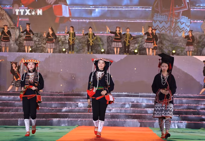 Màn trình diễn trang phục của dân tộc Dao. Ảnh: Thanh Hải - TTXVN 