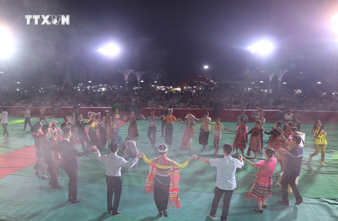 Các đại biểu và du khách trong và ngoài tỉnh chung vui múa xòe cùng các dân tộc tỉnh Hòa Bình. Ảnh: Thanh Hải - TTXVN vna_potal_chuong_trinh_lien_hoan_trinh_dien_trang_phuc_cac_dan_toc_tinh_hoa_binh_7708641.jpg