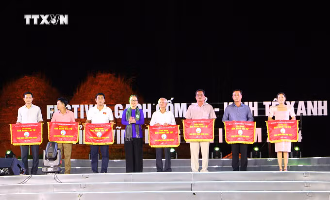 vna_potal_khai_mac_lien_hoan_gia_dinh_tai_tu_va_tieng_hat_thanh_nien_kinh_-_hoa_-_khmer_tinh_vinh_long__7708584.jpg