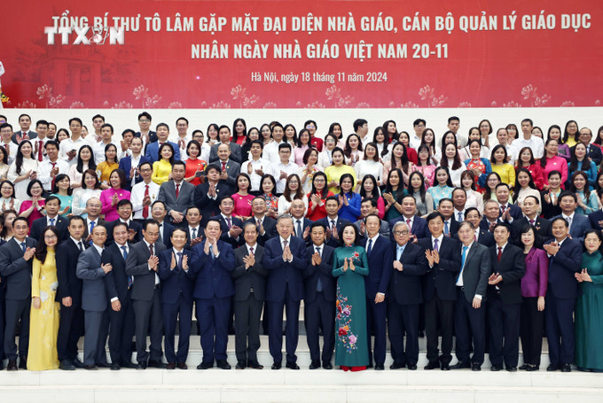 Tổng Bí thư Tô Lâm và đại biểu cùng đại diện các nhà giáo, cán bộ quản lý giáo dục tham dự buổi gặp mặt. Ảnh: Thống Nhất – TTXVN vna_potal_tong_bi_thu_gap_mat_cac_nha_giao_can_bo_quan_ly_giao_duc_nhan_ngay_nha_giao_viet_nam_2011_7709038.jpg