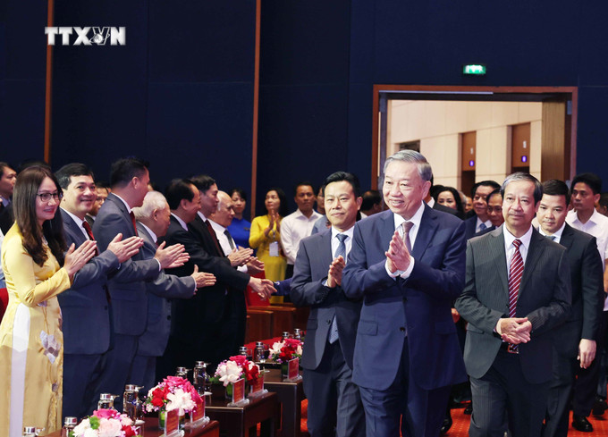 Tổng Bí thư Tô Lâm và các đại biểu tham dự buổi gặp mặt. Ảnh: Thống Nhất – TTXVN vna_potal_tong_bi_thu_gap_mat_cac_nha_giao_can_bo_quan_ly_giao_duc_nhan_ngay_nha_giao_viet_nam_2011_7709036.jpg