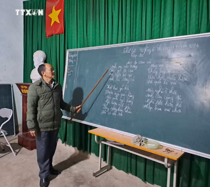 vna_potal_miet_mai_“gieo_cai_chu”_tren_cao_nguyen_da_dong_van_ha_giang_7692302 (1).jpg
