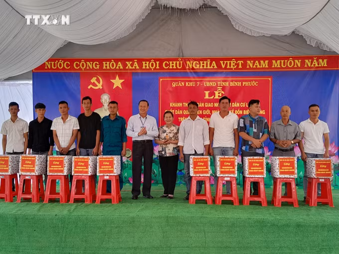 vna_potal_binh_phuoc_ban_giao_diem_dan_cu_lien_ke_chot_dan_quan_bien_gioi_7304788.jpg