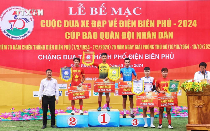 Các VĐV đạt giải chặng 5 vòng quanh thành phố Điện Biên Phủ. Ảnh: Tuấn Anh - TTXVN vna_potal_70_nam_chien_thang_dien_bien_phu_be_mac_cuoc_dua_xe_dap_ve_dien_bien_phu-2024_7360536.jpeg