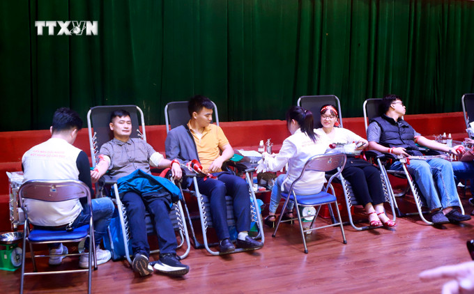 Các tình nguyện viên tham gia hiến máu trong ngày “Chủ nhật Đỏ" tổ chức tại Vĩnh Phúc. Ảnh: Hoàng Hùng - TTXVN vna_potal_hon_500_nguoi_tham_gia_hien_mau_trong_ngay_“chu_nhat_do”_to_chuc_tai_vinh_phuc_7187416.jpg