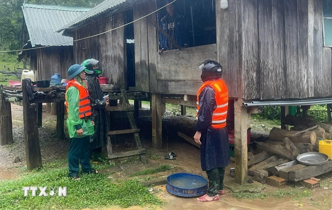 Đồn Biên phòng Hướng Lập, tỉnh Quảng Trị vận động, hỗ trợ di dời người dân nằm trong vùng sạt lở đến nơi an toàn. Ảnh: TTXVN phát Ảnh chụp màn hình 2024-10-28 060648.png