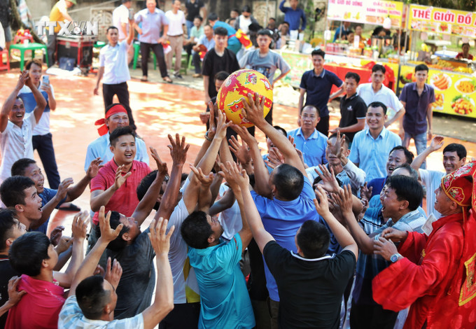 Trò chơi gieo cầu trong Lễ hội. Ảnh: Danh Lam -TTXVN vna_potal_bac_giang_doc_dao_le_hoi_tien_luc_2024_7347032.jpeg