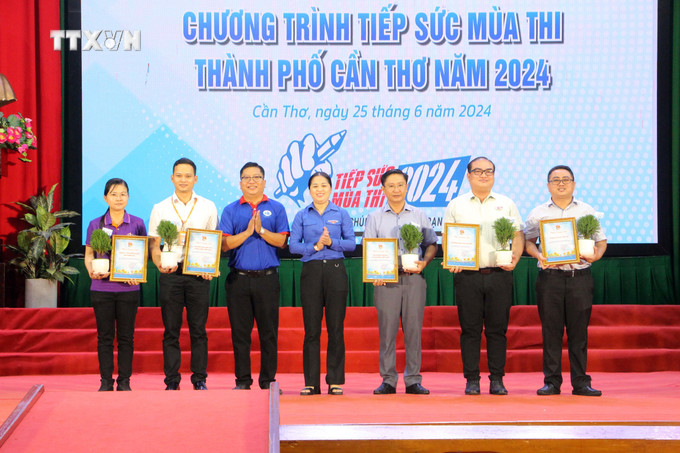 Lãnh đạo Thành đoàn Cần Thơ trao quà lưu niệm và thư cảm ơn cho các đơn vị đồng hành cùng chương trình "Tiếp sức mùa thi" năm 2024. Ảnh: Trung Kiên - TTXVN vna_potal_can_tho_ra_quan_tiep_suc_mua_thi_nam_2024_7447617.jpg