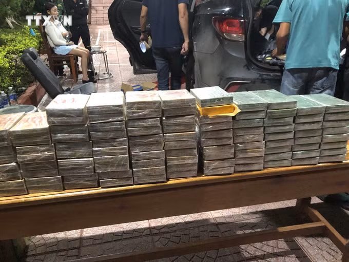vna_potal_bat_giu_vu_van_chuyen_100_banh_heroin_tu_lao_vao_viet_nam_7398225.jpg