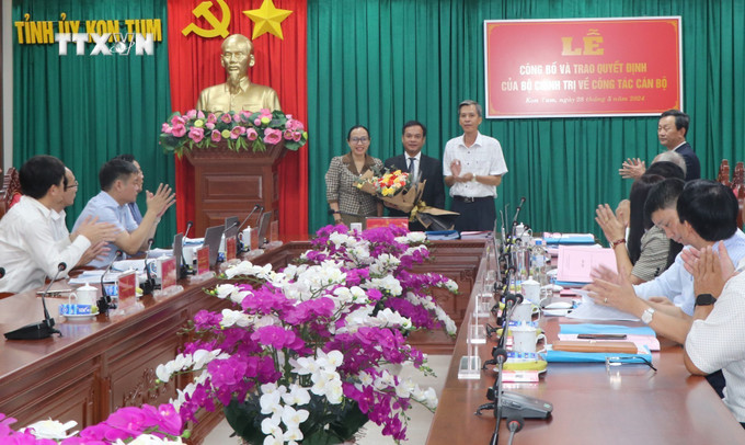 Lãnh đạo Ban Tổ chức Tỉnh ủy Kon Tum chúc mừng đồng chí U Huấn nhận nhiệm vụ mới. Ảnh: Cao Nguyên – TTXVN. vna_potal_xay_dung_dang_va_he_thong_chinh_tri_dong_chi_u_huan_nhan_quyet_dinh_chuan_y_chuc_vu_pho_bi_thu_tinh_uy_kon_tum__7398673.jpg