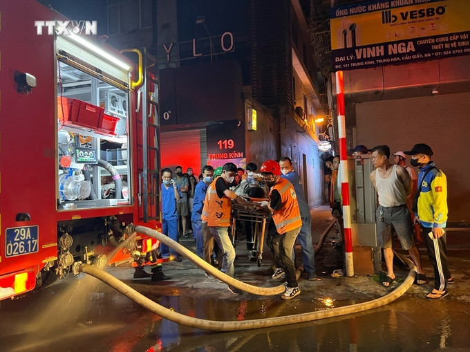 Nạn nhân được đưa ra ngoài rạng sáng 24/5/2024. Ảnh: TTXVN phát vna_potal_ha_noi_chay_nha_tro_tai_pho_trung_kinh_nhieu_nguoi_thuong_vong_7392688.jpeg