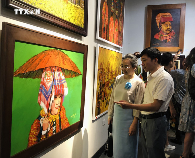 Khách tham quan triển lãm "Câu chuyện vùng cao". Ảnh: Phương Lan - TTXVN vna_potal_ke_“cau_chuyen_vung_cao”_bang_sac_mau_van_hoa_cua_dong_bao_dan_toc_7396517.jpg