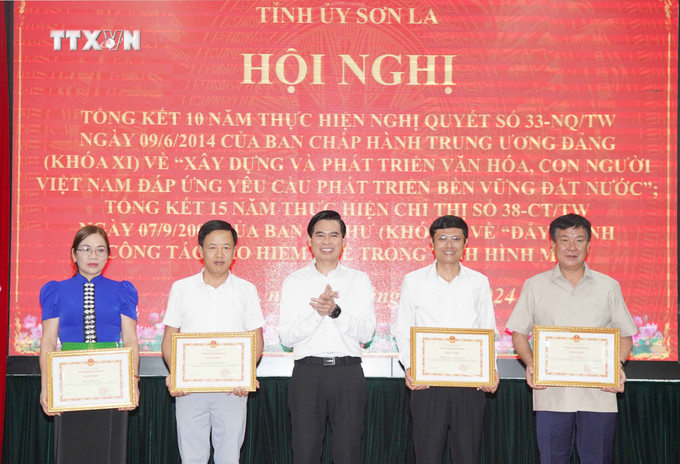 Ông Hoàng Quốc Khánh, Chủ tịch UBND tỉnh Sơn La trao Bằng khen tặng các tập thể có nhiều thành tích trong thực hiện Nghị quyết số 33-NQ/TW. Ảnh: Nguyễn Cường - TTXVN vna_potal_tinh_uy_son_la_tong_ket_10_nam_thuc_hien_nghi_quyet_33-nqtw_va_15_nam_thuc_hien_chi_thi_38-cttw_7335747.jpg