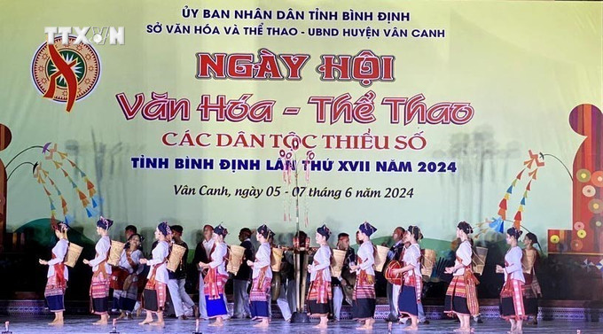 Các nghệ nhân biểu diễn tiết mục múa, đánh cồng chiêng. Ảnh: Lê Phước Ngọc - TTXVN vna_potal_ngay_hoi_van_hoa-the_thao_cac_dan_toc_thieu_so_tinh_binh_dinh_lan_thu_17___7415207.jpg
