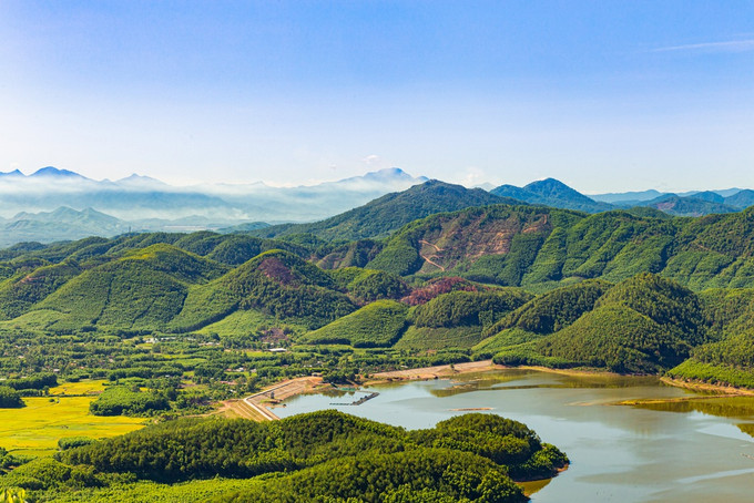 Núi Hòn Vượn. Ảnh: thuathienhue.gov.vn hon-vuon-140624-1.jpg
