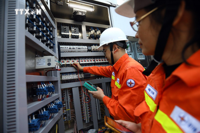 Công nhân Công ty Truyền tải điện 1 kiểm tra thiết bị TBA 220 kV Xuân Mai. Ảnh: Huy Hùng - TTXVN vna_potal_gia_dien_tang_3_tu_452023__6712626.jpg